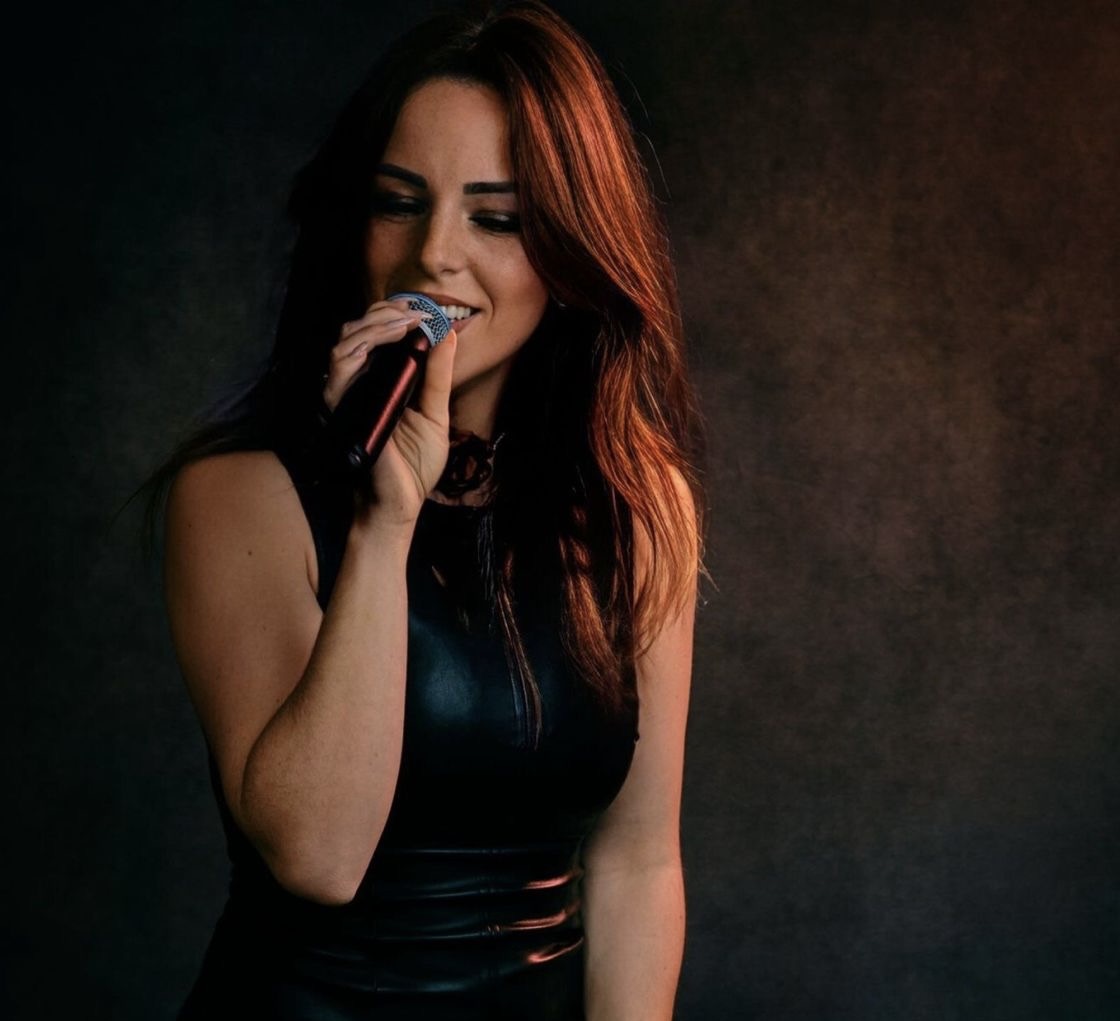 Anna lors d'un show live à Mougins